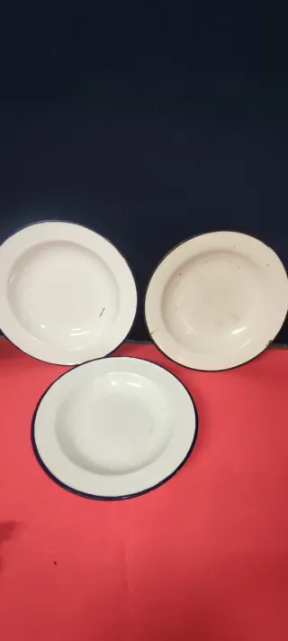 Antichi piatti smaltati in metallo