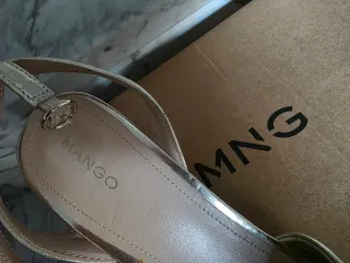 Sandali dorati Mango