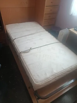 Cama abatible vertical de melamina con detalles en