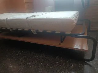 Cama abatible vertical de melamina con detalles en