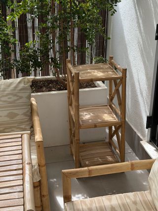 Estantería baja de bambú para jardin