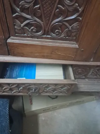 Armario antiguo de madera tallada en xabea