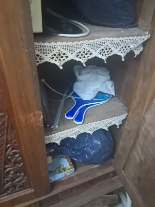 Armario antiguo de madera tallada en xabea