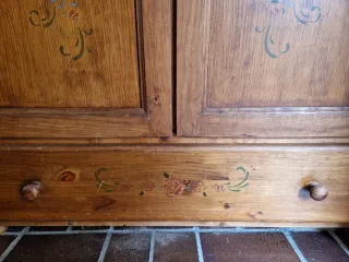 Armario de madera pintado a mano.