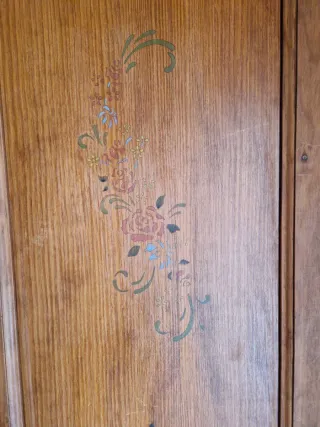 Armario de madera pintado a mano.