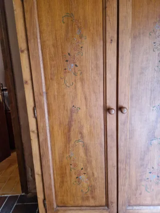 Armario de madera pintado a mano.