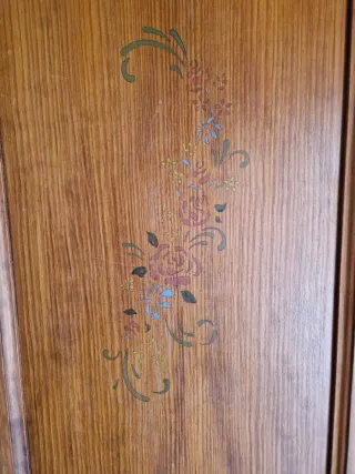 Armario de madera pintado a mano.