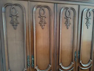 Armario de madera marrón