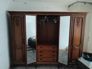 Armario de madera marrón