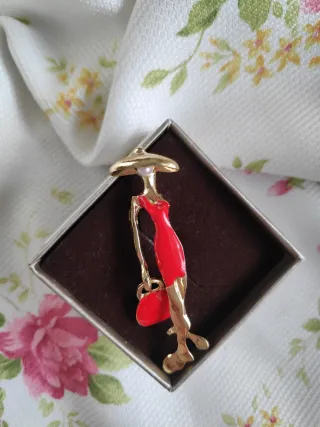 Broche mujer elegante vestido rojo y sombrero
