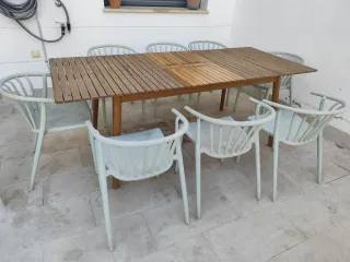 Mesa extensible eucalipto y sillas. Exterior