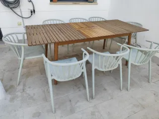 Mesa extensible eucalipto y sillas. Exterior