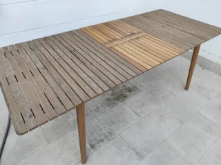 Mesa extensible eucalipto y sillas. Exterior