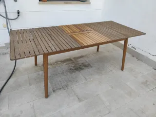 Mesa extensible eucalipto y sillas. Exterior