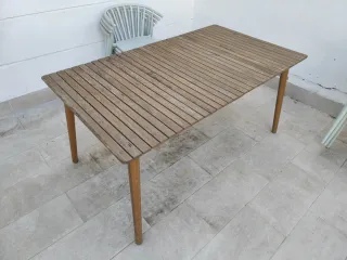 Mesa extensible eucalipto y sillas. Exterior