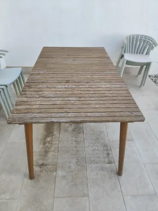 Mesa extensible eucalipto y sillas. Exterior