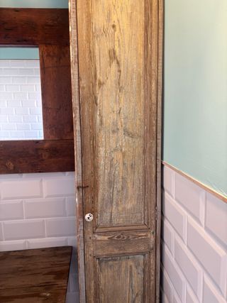 Armario de madera con puerta antigua. Pieza Artesa