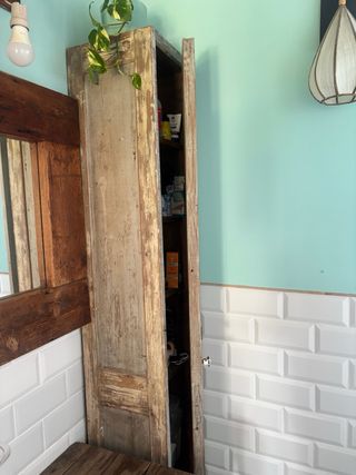 Armario de madera con puerta antigua. Pieza Artesa