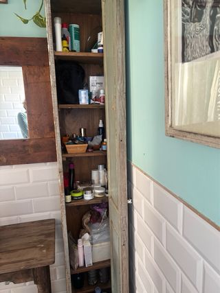 Armario de madera con puerta antigua. Pieza Artesa