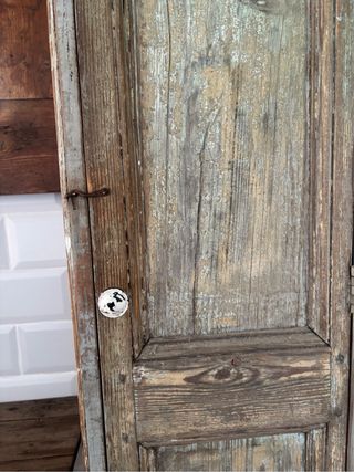 Armario de madera con puerta antigua. Pieza Artesa