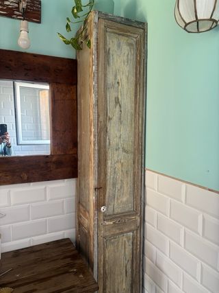 Armario de madera con puerta antigua. Pieza Artesa