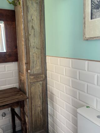 Armario de madera con puerta antigua. Pieza Artesa