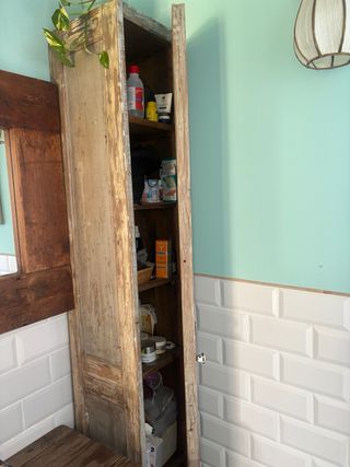 Armario de madera con puerta antigua. Pieza Artesa