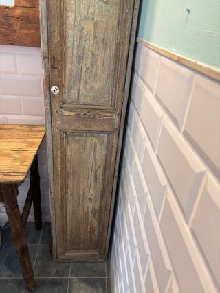 Armario de madera con puerta antigua. Pieza Artesa