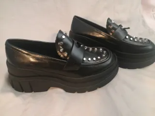 Mocasines Bershka negros tachas corazón 37