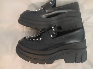 Mocasines Bershka negros tachas corazón 37