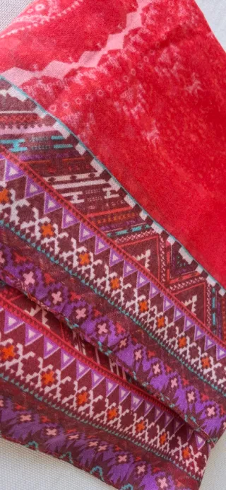 Pañuelo grande Desigual rojo y morado