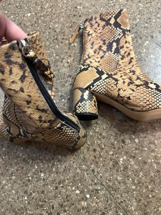Botines Zara efecto piel serpiente