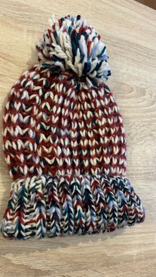 Gorro de lana tejido con pompón