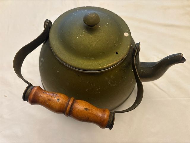 Tetera de hierro verde con mango de madera
