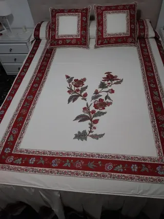 Colcha, fundas y banqueta a juego