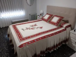 Colcha, fundas y banqueta a juego