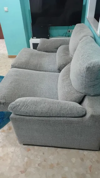 Sofá gris de tela