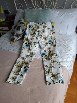 Pantalón Sfera Estampado Flores Talla 38