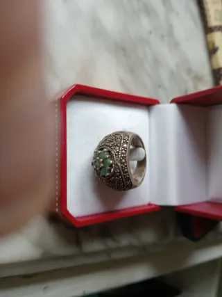 Anillos de plata con piedras verdes