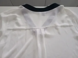 Blusa blanca con cuello negro