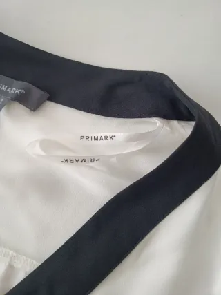 Blusa blanca con cuello negro