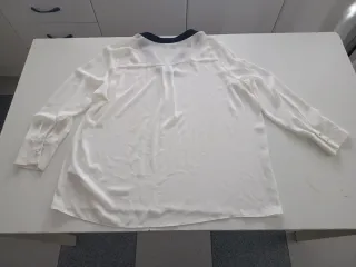 Blusa blanca con cuello negro