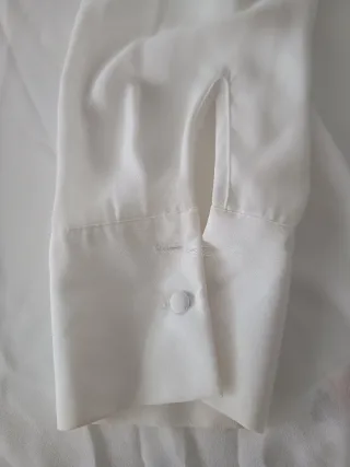 Blusa blanca con cuello negro