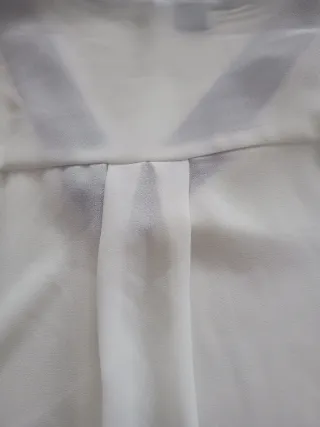 Blusa blanca con cuello negro