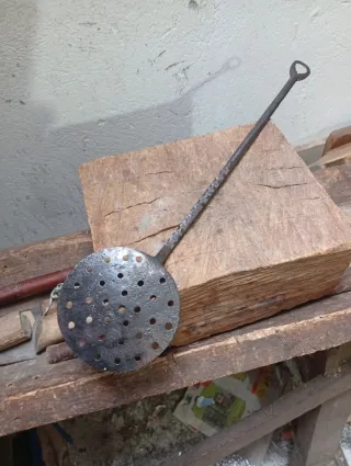 Pieza forja antigua cincelada