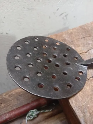 Pieza forja antigua cincelada