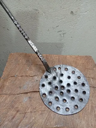 Pieza forja antigua cincelada