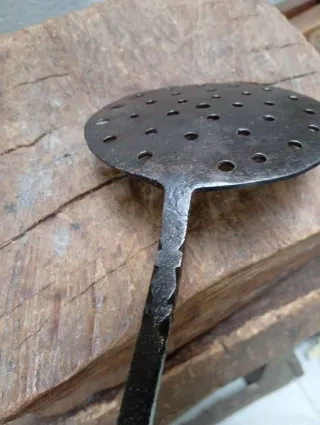 Pieza forja antigua cincelada