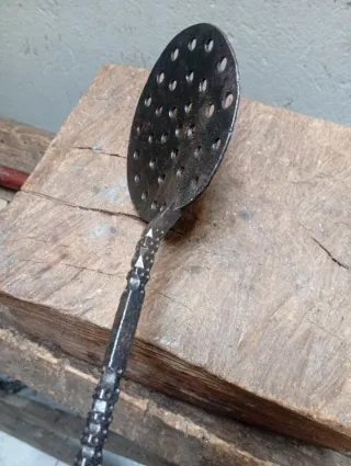 Pieza forja antigua cincelada