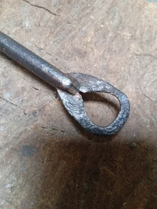 Pieza forja antigua cincelada